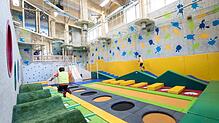 Zwei Jungs toben am 08.12.2016 auf dem Feldberg im Schwarzwald (Baden-Württemberg) in einer Indoor-Sportanlage. Die Tourismusbranche im ...