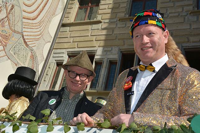 OB Jan Zeitler (rechts) setzt bei der Verteidigung des Rathauses auf geistlichen Beistand und hat den neuen katholischen Stadtpfarrer ...
