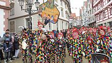 Die Hänsele marschierten mit den übrigen Gruppen der Stegstreckerzunft beim sonntäglichen Umzug vorneweg.