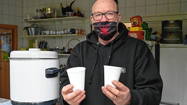 Würde gerne Glühwein zum Mitnehmen anbieten: Carsten Laufer vom Surfclub befürchtet, dass auch diese Einnahmequelle versiegen könnte. ...