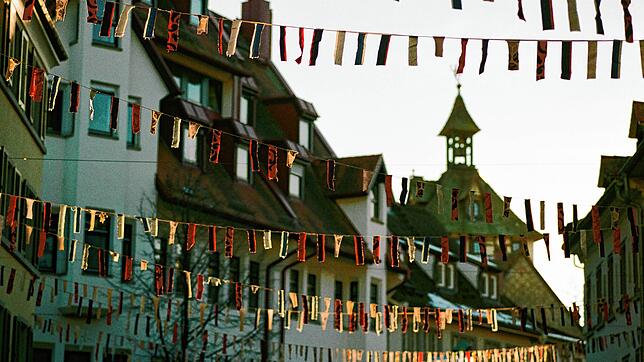Nicht einmal das soll erlaubt sein in Zeiten von Corona: In Konstanz hängen kurz vor dem Schmotzigen Dunschtig 2021 vor der Kulisse des ...