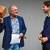 Der Holzwürfel, den Axel Nieburg, Geschäftsführer der Baugenossenschaft Hegau, hier hält, ist die Menge an Holz, die im Landkreis ...