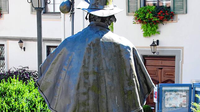 Der Jakobspilger hat das Rathaus zwar stets im Blick, aber keine Ambitionen, seinen Standort zu verlassen.