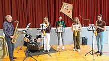 Mit viel Schwung und großem Können spielten die Saxofonistinnen der Musikkapelle Großschönach Alicia, Lorena, Mia und Laura gemeinsam ...