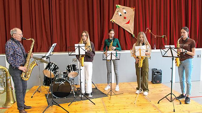 Mit viel Schwung und großem Können spielten die Saxofonistinnen der Musikkapelle Großschönach Alicia, Lorena, Mia und Laura gemeinsam ...