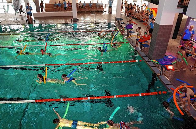 Schwimmtraining: Junge Mitglieder des Schwimmclubs Neptun zeigen bei der Jubiläumsfeier welche Hilfsmittel dabei zum Einsatz kommen.