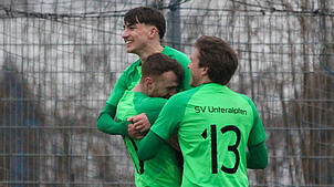 Lucky-Punch in der Nachspielzeit: Leon Groß (hinten auf dem Archivfoto mit Christian Schnurr und Jonas Albiez) erzielte den umjubelten ...
