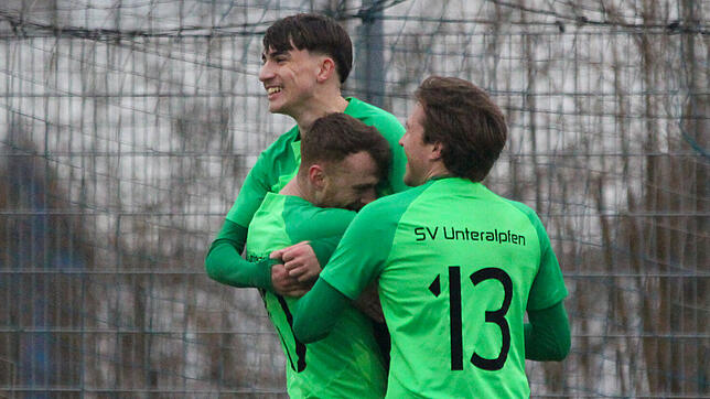 Lucky-Punch in der Nachspielzeit: Leon Groß (hinten auf dem Archivfoto mit Christian Schnurr und Jonas Albiez) erzielte den umjubelten ...