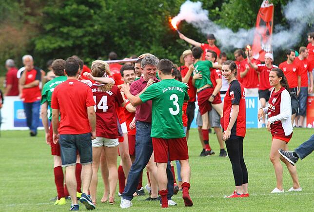 Aufsteiger Nr. 1, 2014: Der SV Au-Wittnau setzte sich in zwei Spielen gegen den FSV Rheinfelden durch, feierte auf der Richterwiese.