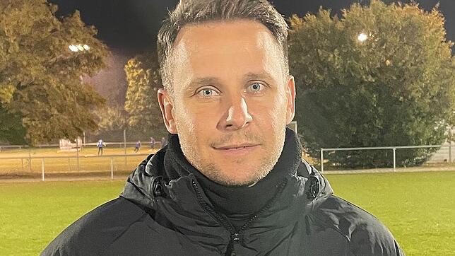 Trainer Fabian Wilhelmsen und der Türk. SV Singen mussten sich mit einem 2:2 gegen den FV Walbertsweiler-Rengetsweiler begnügen.