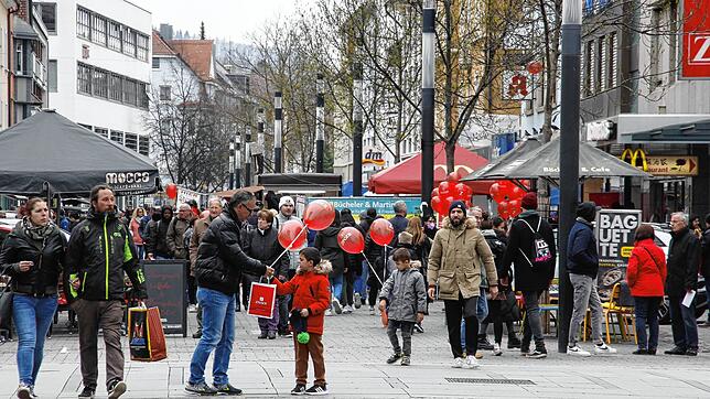 Der Einzelhandel startet wieder durch: Nach dem Wegfall der meisten Corona-Maßnahmen öffneten am verkaufsoffenen Sonntag die Geschäfte ...