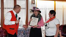 Bürgermeisterin Petra Dorfmeister (Mitte) schenkt Zunftmeister Tobias Fritz (links) von der Bürger- und Narrenzunft Tiengen einen Tag ...