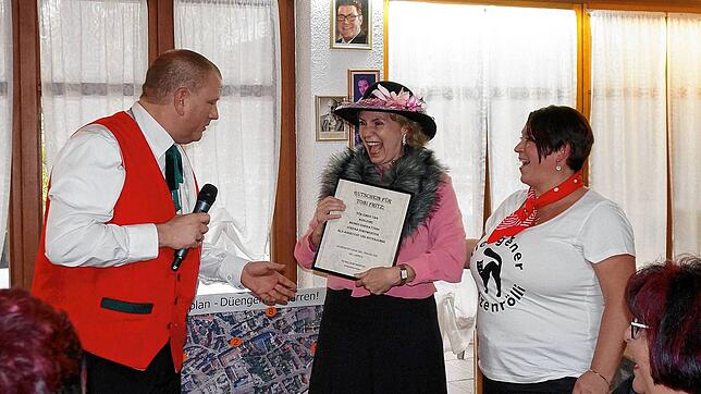 Bürgermeisterin Petra Dorfmeister (Mitte) schenkt Zunftmeister Tobias Fritz (links) von der Bürger- und Narrenzunft Tiengen einen Tag ...
