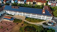 Auf dem Dach der Friedensschule in Schwenningen hat die Stadt bereits eine große PV-Anlage installiert. Die Grünen fordern aber noch ...