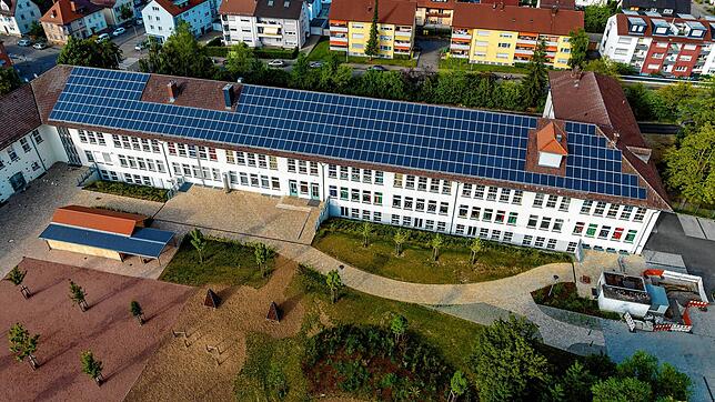 Auf dem Dach der Friedensschule in Schwenningen hat die Stadt bereits eine große PV-Anlage installiert. Die Grünen fordern aber noch ...