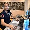 Sebastian Kaiser aus Tiengen, einer von vielen Grenzgängern am Hochrhein, bei der Arbeit zu Hause in seinem Büro.