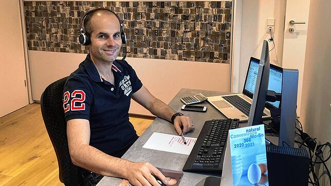 Sebastian Kaiser aus Tiengen, einer von vielen Grenzgängern am Hochrhein, bei der Arbeit zu Hause in seinem Büro.