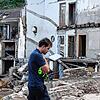 Ein Feuerwehrmann geht im Dorf Mayschoß (Rheinland-Pfalz) an vor völlig zerstörten Häusern entlang. Zahlreiche Häuser in dem Ort wurden ...
