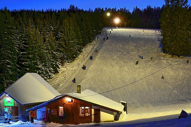 Bis in die Abendstunden sind die meisten Skilifte in Oberkirnach derzeit in Betrieb.