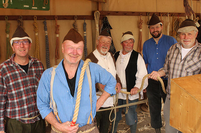 Wie Seile gemacht den konnten die Besucher der Burg bei (von links) Mike Weiß, Jonsen, Walter Hubbuch, Günter Endres, Peter Elgaß und ...