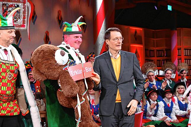 Einen Erklär-Bär bekam Lauterbach am Ende der Verhandlung geschenkt.