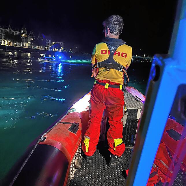 DLRG-Einsatzkräfte suchen nach dem vermissten Schwimmer.