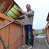 Joachim Götz gibt sein Grüngut auf dem Recyclinghof in Pfullendorf ab. Das lästige Treppensteigen hat für ihn und die Bürger bald ein Ende.