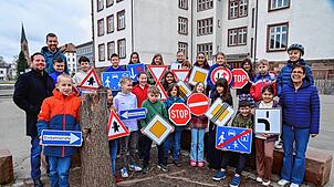Die Verkehrszeichen kennen sie schon, nun wollen die Viertklässler ihre Fahrradprüfung auch auf Rädern machen anstatt zu Fuß.