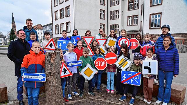 Die Verkehrszeichen kennen sie schon, nun wollen die Viertklässler ihre Fahrradprüfung auch auf Rädern machen anstatt zu Fuß.