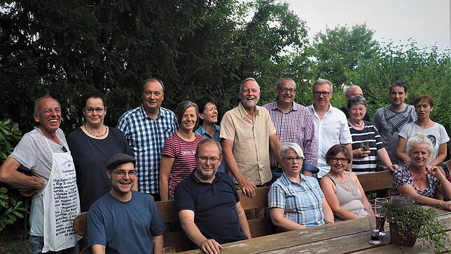 Die Freunde der Scheffelhalle veranstalteten ihre Versammlung im Garten des Hegauhauses (der Vorsitzende Peter Adrian Gäng stehend mit ...