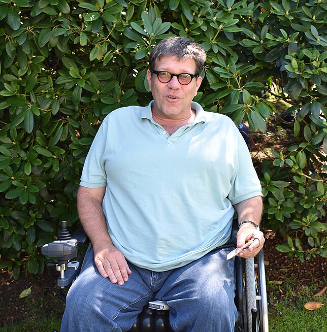 „Willst du einen kühlen Kopf bewahren, bleib, wo du bist“: der St. Galler Autor Christoph Keller in seinem Garten.