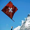 Zwei Symbole vereint: Ein Fahnenschwinger wirft das Schweizerkreuz vor dem Gipfel des Matterhorns in die Höhe. Die Schweiz hat uns aber ...