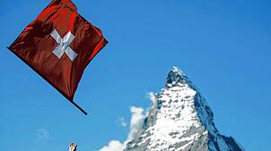 Zwei Symbole vereint: Ein Fahnenschwinger wirft das Schweizerkreuz vor dem Gipfel des Matterhorns in die Höhe. Die Schweiz hat uns aber ...