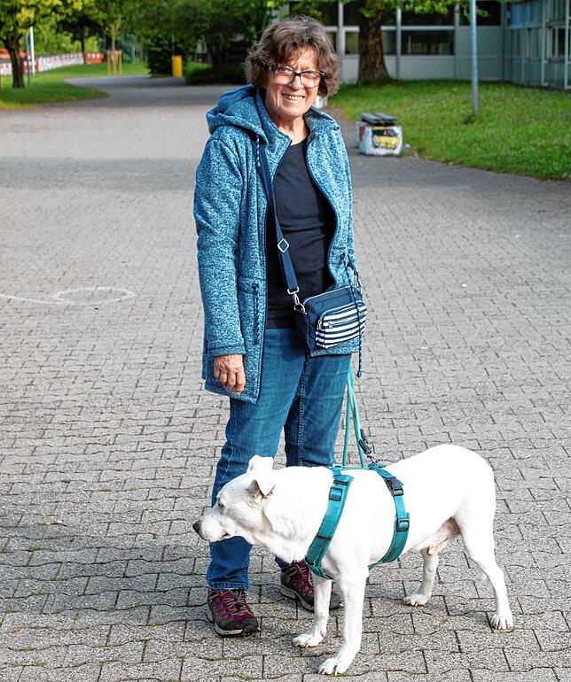 Monika Schwarz ist am Sonntagmorgen eine der Ersten, die im Süden der Stadt zum Wählen gehen. Schon vor Öffnung der Wahllokale um 8 Uhr ...