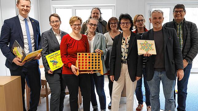 Da freuen sich die Stadtverwaltung, Gemeinderäte und Kindergartenleitung (Meike Mundhaas, Dritte von links): Der Kindergarten ...