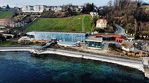Aus der Luft ist links der halbrunde Gastronomieanbau zu sehen sowie der gläserne Anbau für die Sauna zwischen Hauptgebäude und den ...