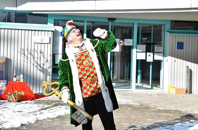 Bild 10: Bilder von der Machtübernahme in Stockach: Bürgermeister seilt den Rathausschlüssel ab