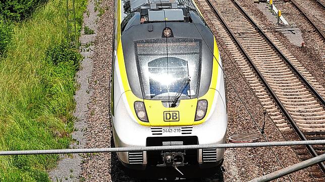 Ein Zug fährt in Bondorf bei Herrenberg auf der Gäubahnstrecke. Über Jahre könnte eine durchgängige Verbindung zwischen Singen und ...