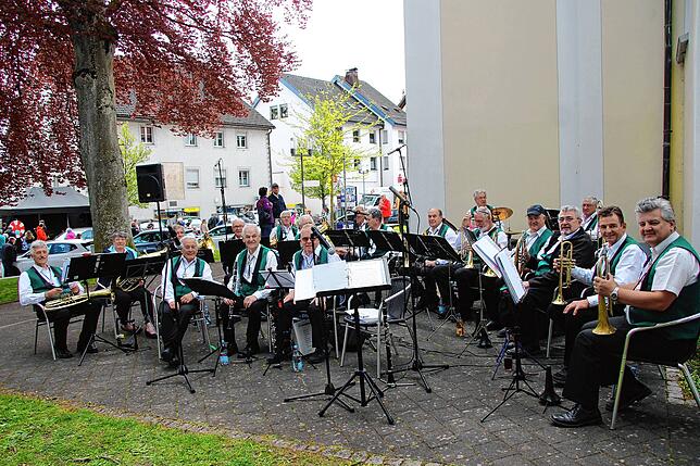 Die Mühlbach Musikanten unter Leitung von Karl Albicker bot ein gelungenes Unterhaltungsprogramm auf dem Kirchplatz.