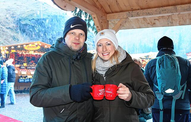 Manuel Zaczyk und Simone Grösch wollen die Tassen mit in die Weihnachtsmarkt-Tassensammlung bei ihnen zu Hause mitnehmen.