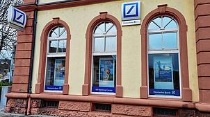 Die Deutsche Bank Filiale mit SB-Banking Center in Wehr am Bahnhofplatz: Seit längerer Zeit ist der Geldautomat hier defekt.