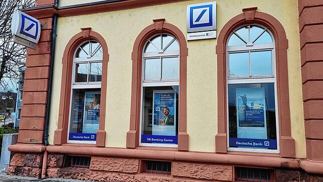 Die Deutsche Bank Filiale mit SB-Banking Center in Wehr am Bahnhofplatz: Seit längerer Zeit ist der Geldautomat hier defekt.