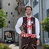 Werner Späth, Zunftmeister der Junggesellen, vor dem Unteren Tor, dem Zuhause der Junggesellenschaft. Bild: Peter Rosa