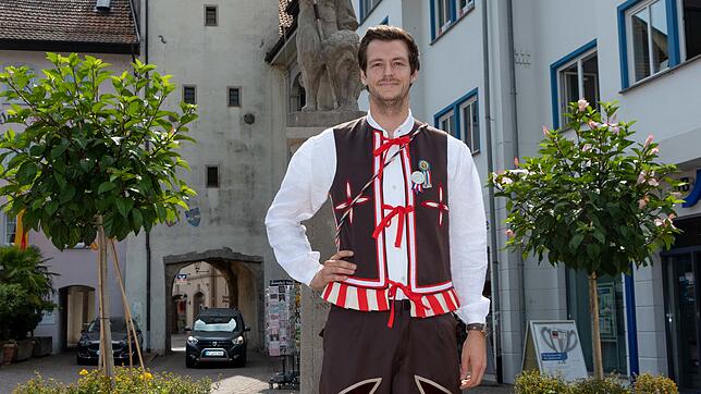 Werner Späth, Zunftmeister der Junggesellen, vor dem Unteren Tor, dem Zuhause der Junggesellenschaft. Bild: Peter Rosa