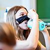 Eine Schülerin hebt ihre Mund- und Nasenmaske an um etwas zu trinken. In Baden-Württemberg ist das Maskentragen für Schüler ab Klasse 5 ...