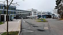 Am Klinikum Friedrichshafen wird erneut das operative Programm heruntergefahren. (Archivbild)
