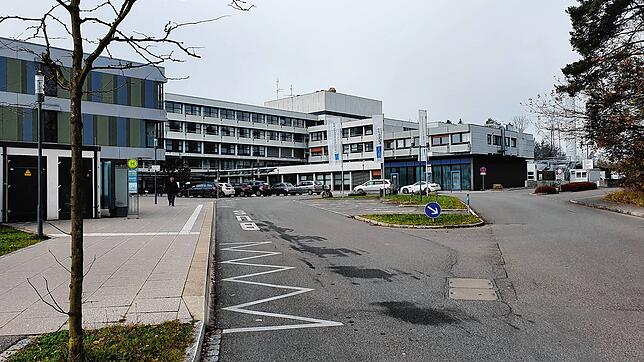 Am Klinikum Friedrichshafen wird erneut das operative Programm heruntergefahren. (Archivbild)