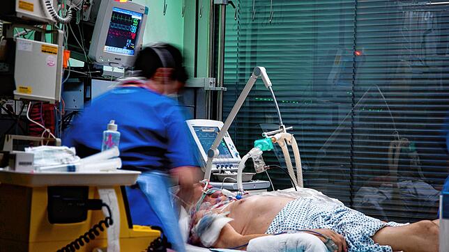 Auf der Intensivstation des Medizin Campus Bodensee werden aktuell drei Corona-Patienten beatmet. Die Sorge ist groß, dass die Zahlen ...