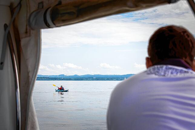 Im Blick der Begleiter: Allein hat sich die Abenteurerin nicht über den See gewagt. Ein Begleitboot bietet für den Notfall die ...