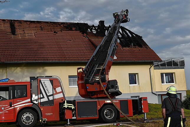 Ein Blitzschlag hat an einem Wohnhaus in Birkendorf am Dienstagabend einen hohen Schaden verursacht. Die Feuerwehren aus ...
